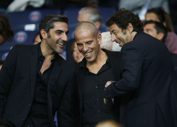 Patrick Bruel, Ary Abittan, Medi Sadoun devant le match PSG-GFC Ajaccio lors de la 2ème journée de la Ligue 1 au Parc des Princes à Paris, le 16 août 2015.