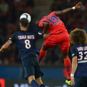 Thiago Motta et Jacques Zoua lors du match PSG-GFC Ajaccio lors de la 2ème journée de la Ligue 1 au Parc des Princes à Paris, le 16 août 2015.