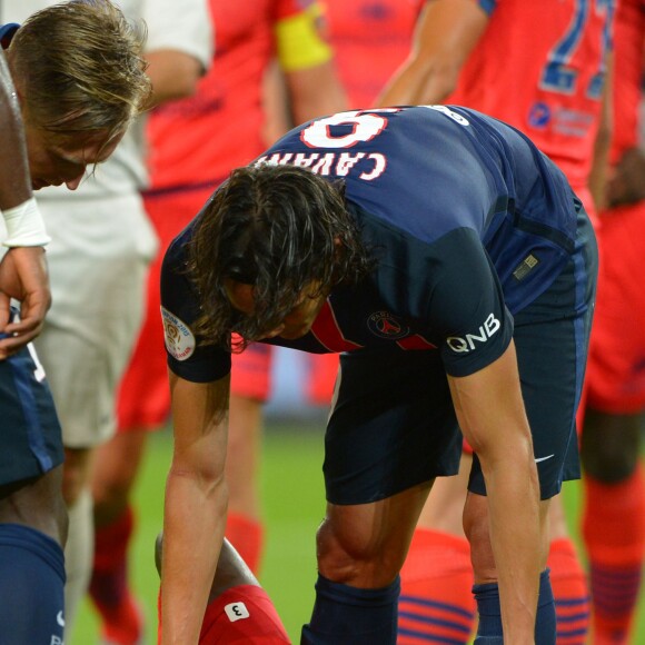 Edinson Cavani et Issiaga Sylla lors du match PSG-GFC Ajaccio lors de la 2ème journée de la Ligue 1 au Parc des Princes à Paris, le 16 août 2015.