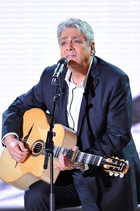 Enrico Macias lors de l'enregistrement de l'émission "Vivement Dimanche" à Paris le 21 novembre 2012