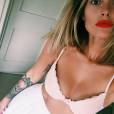 Caroline Receveur célèbre son million de followers sur Instagram en posant en soutien-gorge