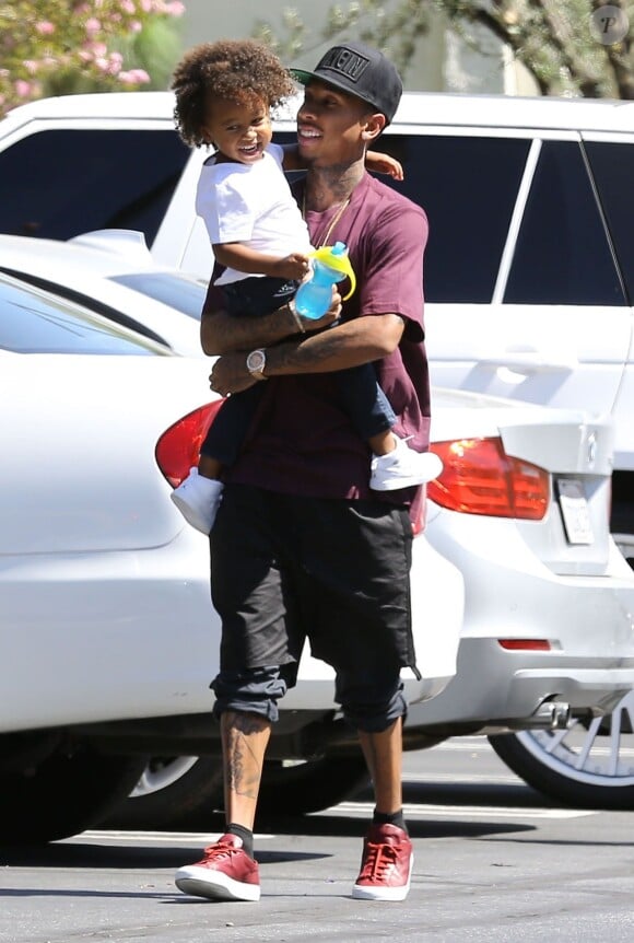 Tyga, papa comblé avec son fils King Cairo et des proches à Los Angeles, le 16 août 2015.