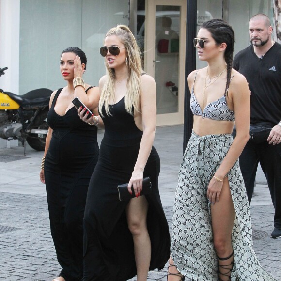 Khloé, Kim Kardashian et Kendall Jenner se promènent à Saint-Barthélemy, le 17 août 2015.