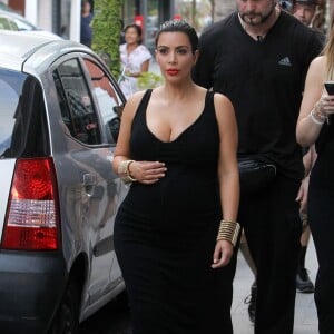 Kim Kardashian, enceinte, se promène à Saint-Barthélemy, le 17 août 2015.