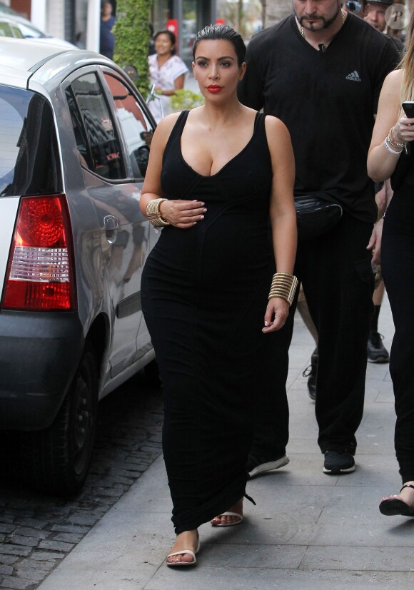 Kim Kardashian, enceinte, se promène à Saint-Barthélemy, le 17 août 2015.