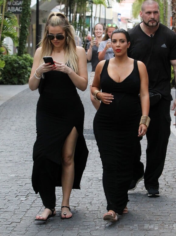 Khloé et Kim Kardashian, enceinte, se promènent à Saint-Barthélemy, le 17 août 2015.