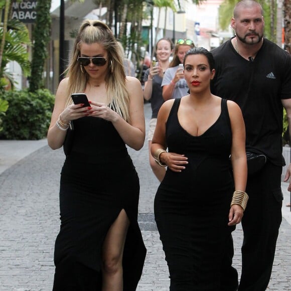 Khloé et Kim Kardashian, enceinte, se promènent à Saint-Barthélemy, le 17 août 2015.