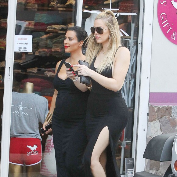 Khloé et Kim Kardashian, enceinte, se promènent à Saint-Barthélemy, le 17 août 2015.
