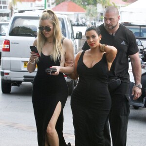 Khloé et Kim Kardashian, enceinte, se promènent à Saint-Barthélemy, le 17 août 2015.