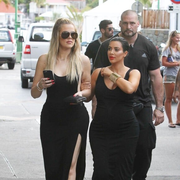 Khloé et Kim Kardashian, enceinte, se promènent à Saint-Barthélemy, le 17 août 2015.