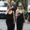 Khloé et Kim Kardashian, enceinte, se promènent à Saint-Barthélemy, le 17 août 2015.