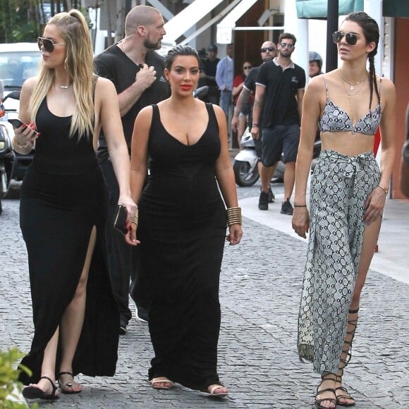 Khloé, Kim Kardashian et Kendall Jenner se promènent à Saint-Barthélemy, le 17 août 2015.