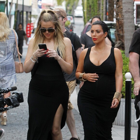 Khloé et Kim Kardashian, enceinte, se promènent à Saint-Barthélemy, le 17 août 2015.