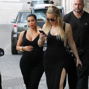 Khloé et Kim Kardashian, enceinte, se promènent à Saint-Barthélemy, le 17 août 2015.