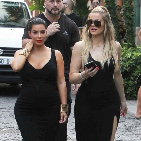 Khloé et Kim Kardashian, enceinte, se promènent à Saint-Barthélemy, le 17 août 2015.