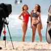 Les mannequins Megan Irwin et Stephanie Cherry en plein shooting pour la marque australienne General Pants, sur une plage de Sydney. Le 17 août 2015.