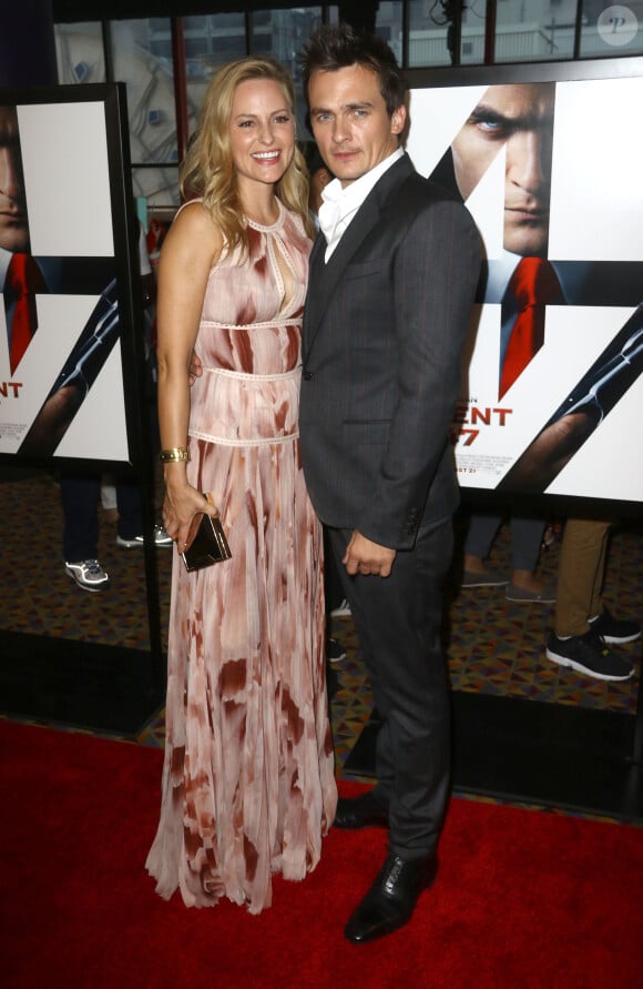 Rupert Friend et sa fiancée Aimee Mullin à la première de 'Hitman Agent 47' au "AMC Empire Theatres" à New York, le 13 août 2015 