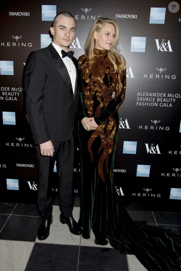 Rupert Friend et sa fiancée Aimee Mullins - Gala "Alexander McQueen : Savage Beauty" au Victoria and Albert Museum à Londres, le 12 mars 2015.