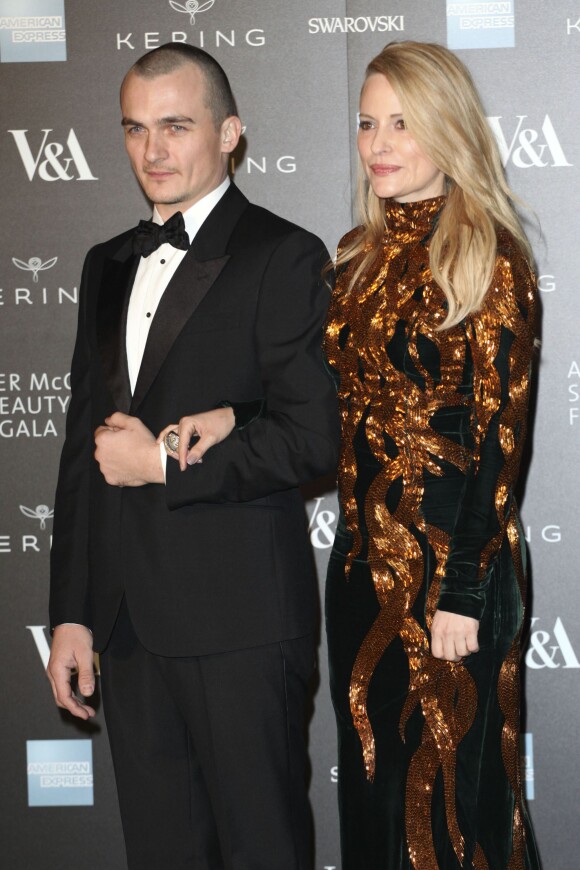 Rupert Friend et sa fiancée Aimee Mullins - Photocall du gala "Alexander McQueen : Savage Beauty" au Victoria and Albert Museum à Londres, le 12 mars 2015