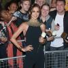 Cheryl Ann Fernandez-Versini (Cheryl Cole) rencontre ses fans à la sortie du restaurant Aqua à Londres et achète un exemplaire du magazine Big Issue à un sans-abri, le 18 août 2014.  