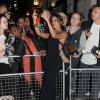 Cheryl Ann Fernandez-Versini (Cheryl Cole) rencontre ses fans à la sortie du restaurant Aqua à Londres et achète un exemplaire du magazine Big Issue à un sans-abri, le 18 août 2014. 
