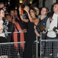  Cheryl Ann Fernandez-Versini (Cheryl Cole) rencontre ses fans &agrave; la sortie du restaurant Aqua &agrave; Londres et ach&egrave;te un exemplaire du magazine Big Issue &agrave; un sans-abri, le 18 ao&ucirc;t 2014.  