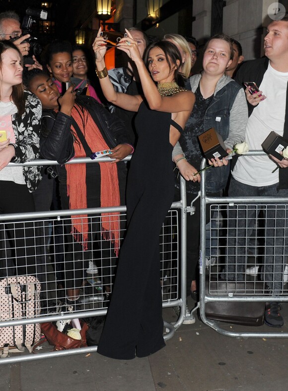 Cheryl Ann Fernandez-Versini (Cheryl Cole) rencontre ses fans à la sortie du restaurant Aqua à Londres et achète un exemplaire du magazine Big Issue à un sans-abri, le 18 août 2014. 