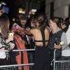 Cheryl Ann Fernandez-Versini (Cheryl Cole) rencontre ses fans à la sortie du restaurant Aqua à Londres et achète un exemplaire du magazine Big Issue à un sans-abri, le 18 août 2014.  
