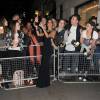 Cheryl Ann Fernandez-Versini (Cheryl Cole) rencontre ses fans à la sortie du restaurant Aqua à Londres et achète un exemplaire du magazine Big Issue à un sans-abri, le 18 août 2014.  