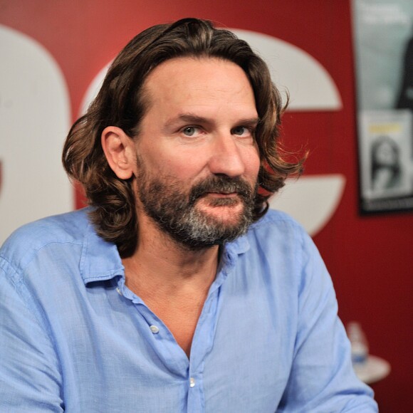 Frédéric Beigbeder dédicace son nouveau livre "Oona & Salinger" à la Fnac Montparnasse à Paris, le 17 septembre 2014.