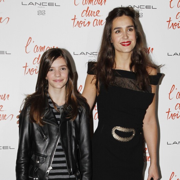 Chloé Beigbeder et Victoire Olloqui à Paris, le 7 janvier 2012 pour la première du film l'Amour Dure Trois Ans.