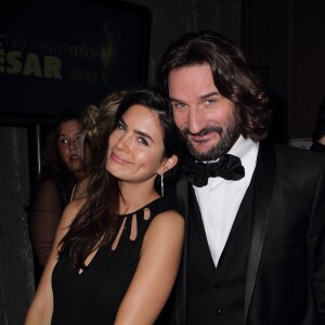Frédéric Beigbeder et sa compagne Lara à l'Arc à Paris, le 24 février 2012  
