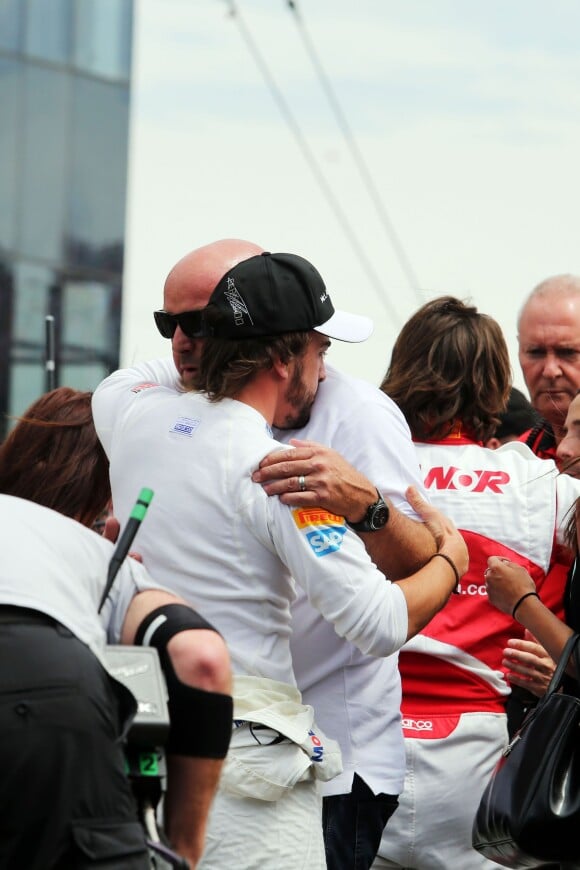 Fernando Alonso dans les bras de Philippe Bianchi lors de l'hommage réservé par les pilotes de F1 à Jules Bianchi, le 26 juillet 2015, lors du Grand Prix de Hongrie sur le circuit du Hungaroring