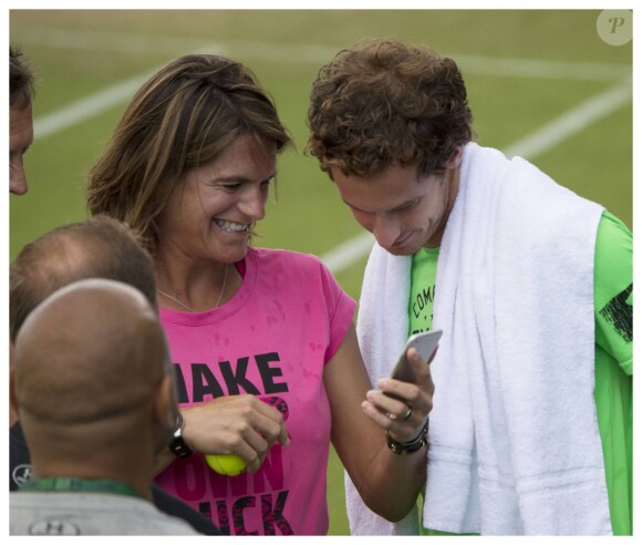 Amélie Mauresmo et Andy Murray lors d'un entraînement au tournoi de tennis de Wimbledon à Londres le 7 juillet 2015. La championne française, alors enceinte, a accouché le 16 août 2015 de son premier enfant.