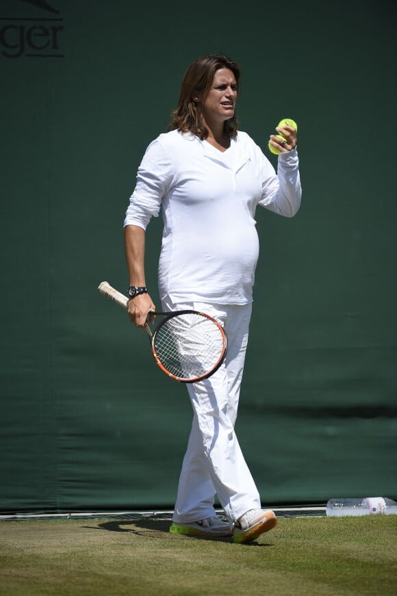 Amélie Mauresmo, enceinte, à Wimbledon le 9 juillet 2015. La championne française a accouché le 16 août 2015 de son premier enfant.