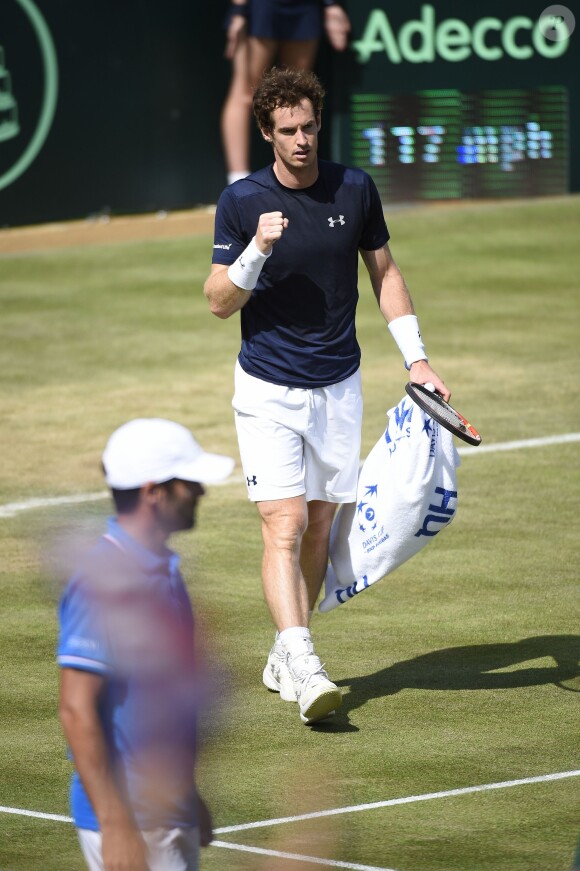 Andy Murray lors de son match face à Gilles Simon en quart de finale de la Coupe Davis entre la France et la Grande-Bretagne, au Queens Club de Londres, le 19 juillet 2015