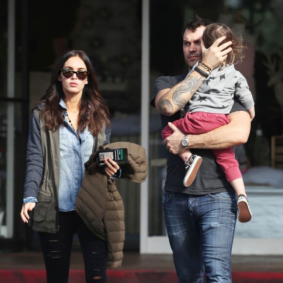Megan Fox et son mari Brian Austin Green se promènent avec leur fils Noah à Bel Air, le 15 décembre 2014. 5/12/2014 - Bel Air