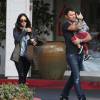 Megan Fox et son mari Brian Austin Green se promènent avec leur fils Noah à Bel Air, le 15 décembre 2014. 5/12/2014 - Bel Air