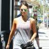 Jessica Alba sort de cours de gym à Brentwood Los Angeles, le 25 Juillet 2015