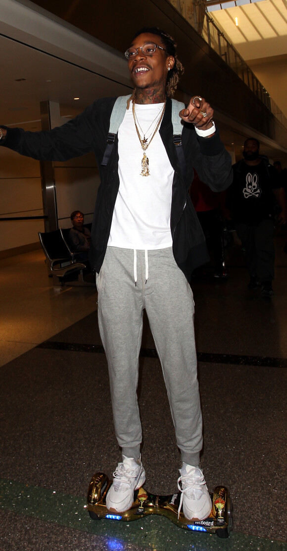 Wiz Khalifa sur son Hoverboard, à l'aéroport de Los Angeles, le 18 août 2015.