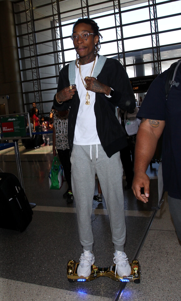 Le rappeur Wiz Khalifa sur son Hoverboard, à l'aéroport de Los Angeles, le 18 août 2015.