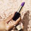 La nouvelle gamme de rouge à lèvres de Joan Smalls en collaboration avec Estée Lauder : Shameless violet pour celui-ci
