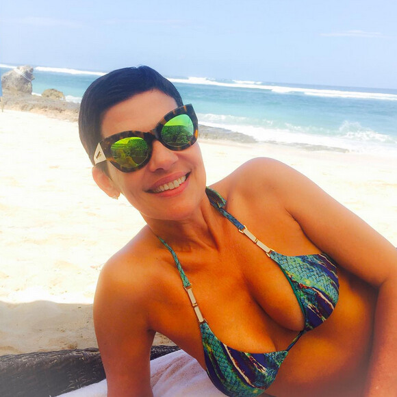 Cristina Cordula profite du soleil. A 50 ans elle est toujours aussi sublime août 2015.