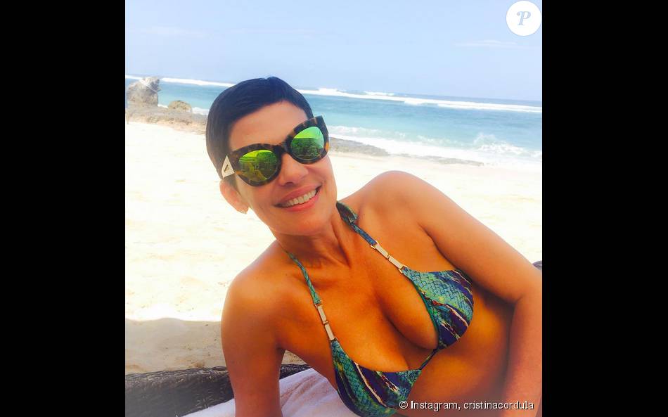 Cristina Cordula profite du soleil. A 50 ans elle est toujours aussi sublime août 2015.