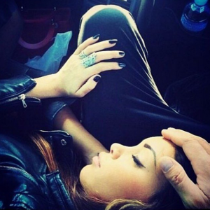 Nabilla : La main de Thomas Vergara dans sa chevelure ?