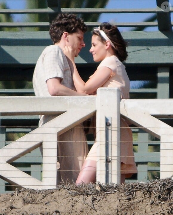 Kristen Stewart et Jesse Eisenberg s'embrassent sur le tournage du nouveau film de Woody Allen à Santa Monica, le 24 août 2015.