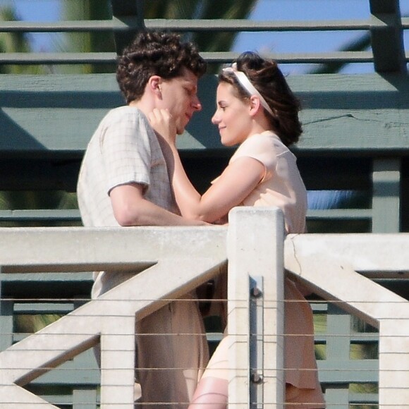 Kristen Stewart et Jesse Eisenberg s'embrassent sur le tournage du nouveau film de Woody Allen à Santa Monica, le 24 août 2015.