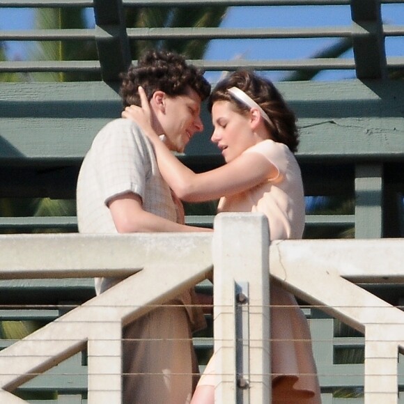 Kristen Stewart et Jesse Eisenberg s'embrassent sur le tournage du nouveau film de Woody Allen à Santa Monica, le 24 août 2015.