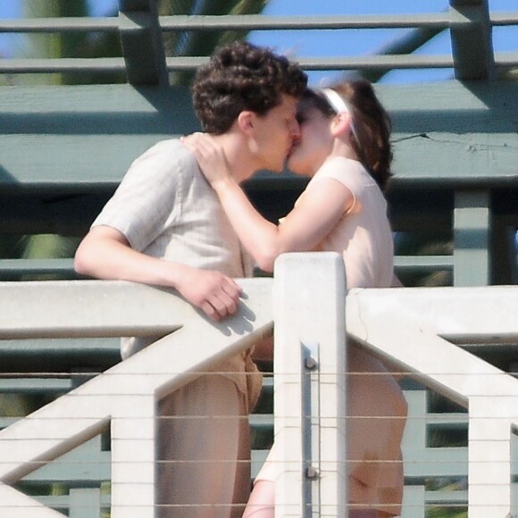 Kristen Stewart et Jesse Eisenberg s'embrassent sur le tournage du nouveau film de Woody Allen à Santa Monica, le 24 août 2015.