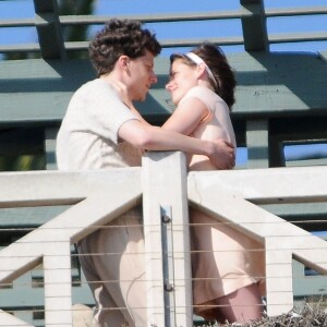 Kristen Stewart et Jesse Eisenberg s'embrassent sur le tournage du nouveau film de Woody Allen à Santa Monica, le 24 août 2015.
